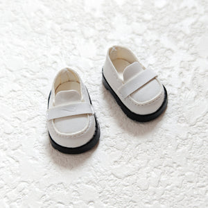 Square white leather shoes