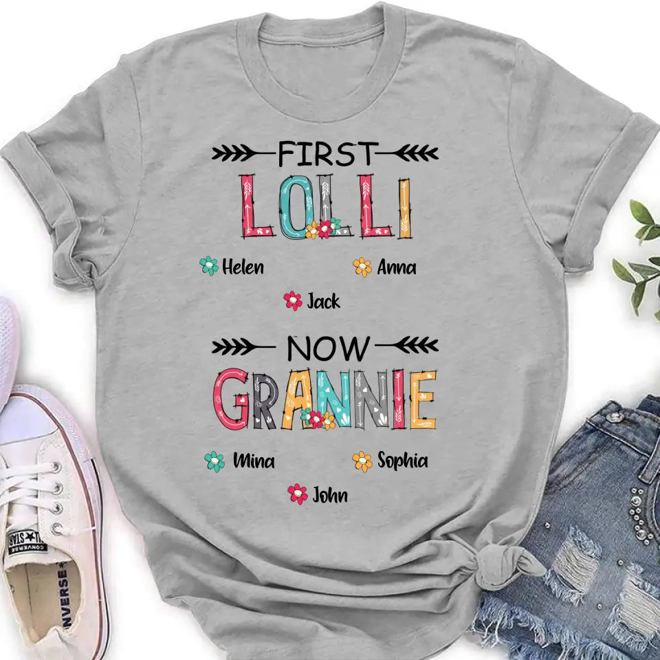 Personalized Grandma T-shirt/Long Sleeve/Sweatshirt/Hoodie - Up to 4 Kids And 8 Grandkids - Mother's Day Gift Idea for Grandma - First Mom Now Nana Kid And Grandkids Flower Pattern