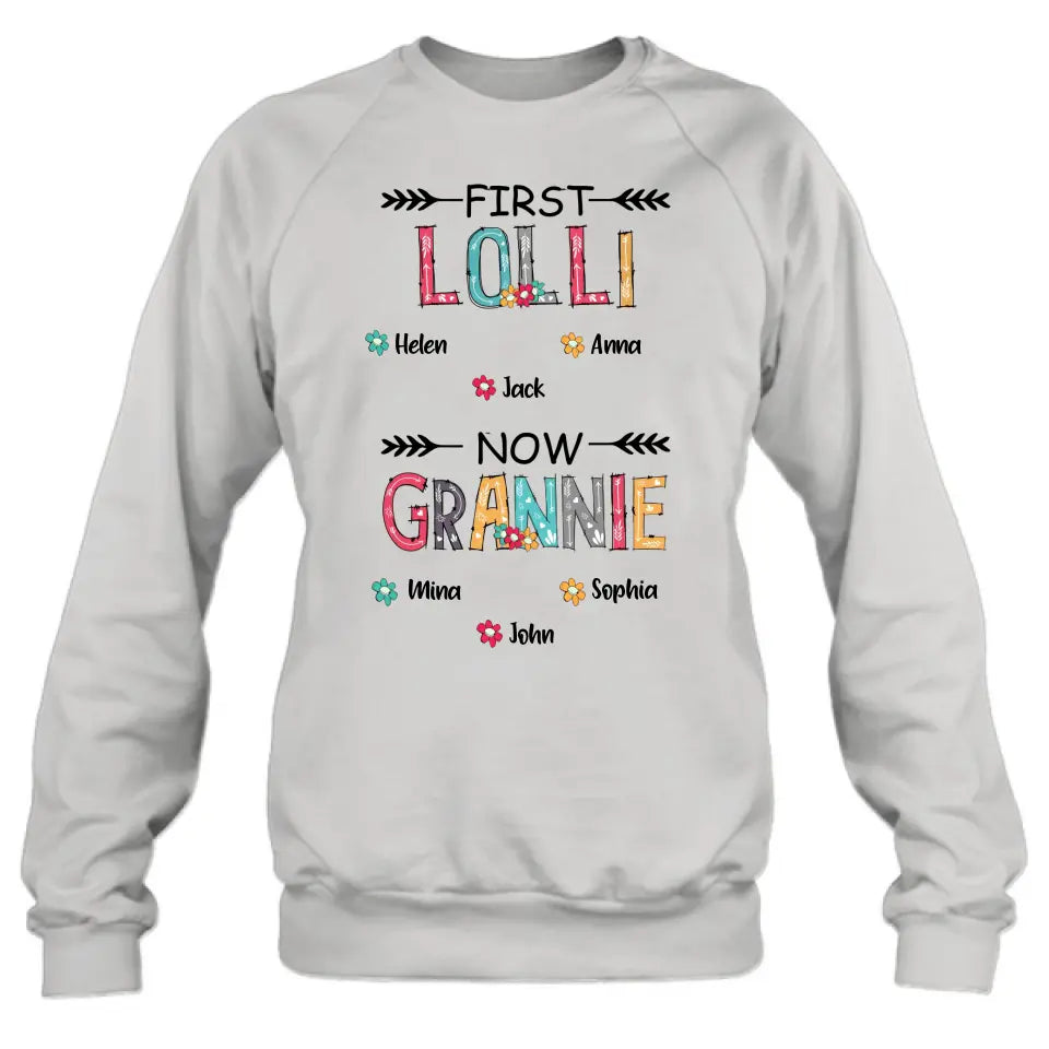 Personalized Grandma T-shirt/Long Sleeve/Sweatshirt/Hoodie - Up to 4 Kids And 8 Grandkids - Mother's Day Gift Idea for Grandma - First Mom Now Nana Kid And Grandkids Flower Pattern