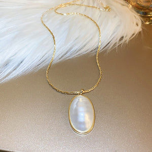 Oval pearl necklace