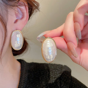 Oval pearl earrings